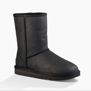 New in Box Ugg Classic Short Leather Boots 9